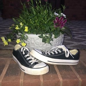 Black basic classic converse!